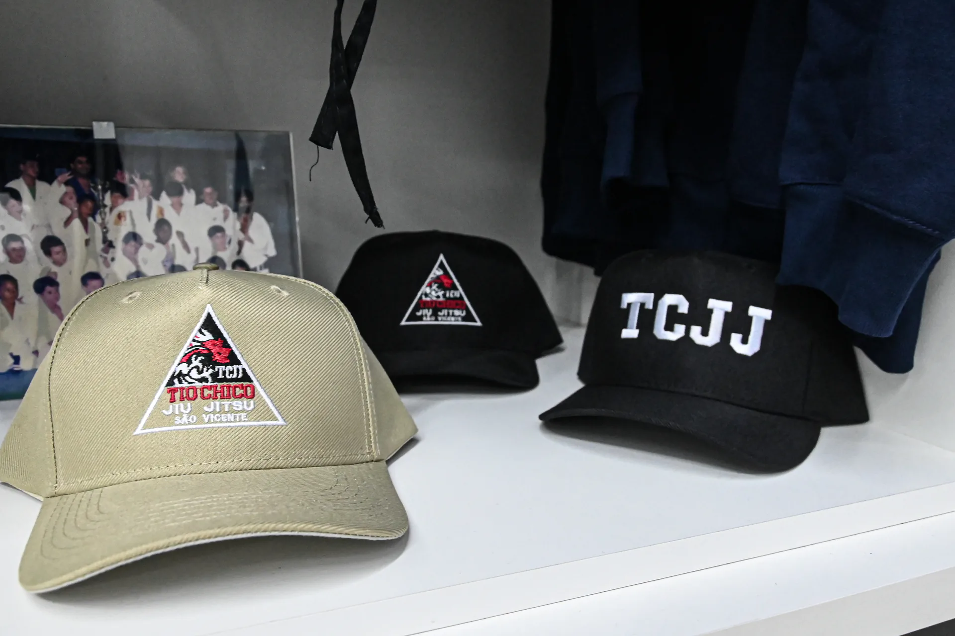 Bonés TCJJ expostos na loja da academia