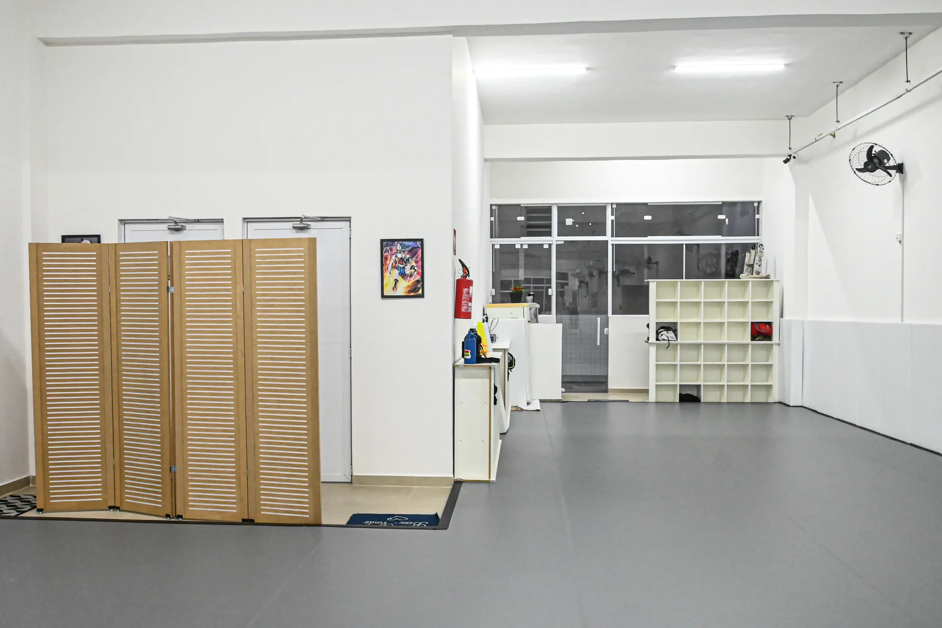 Armário de nichos para pertences dos alunos ao lado do tatame