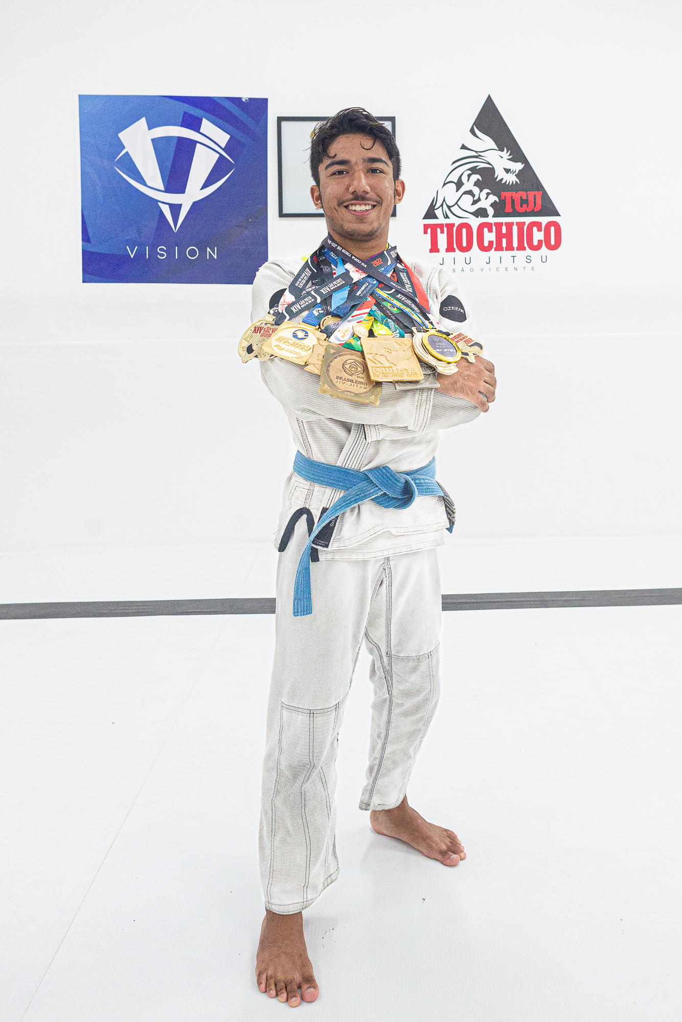 Atleta faixa da Tio Chico Jiu-Jitsu exibindo suas medalhas