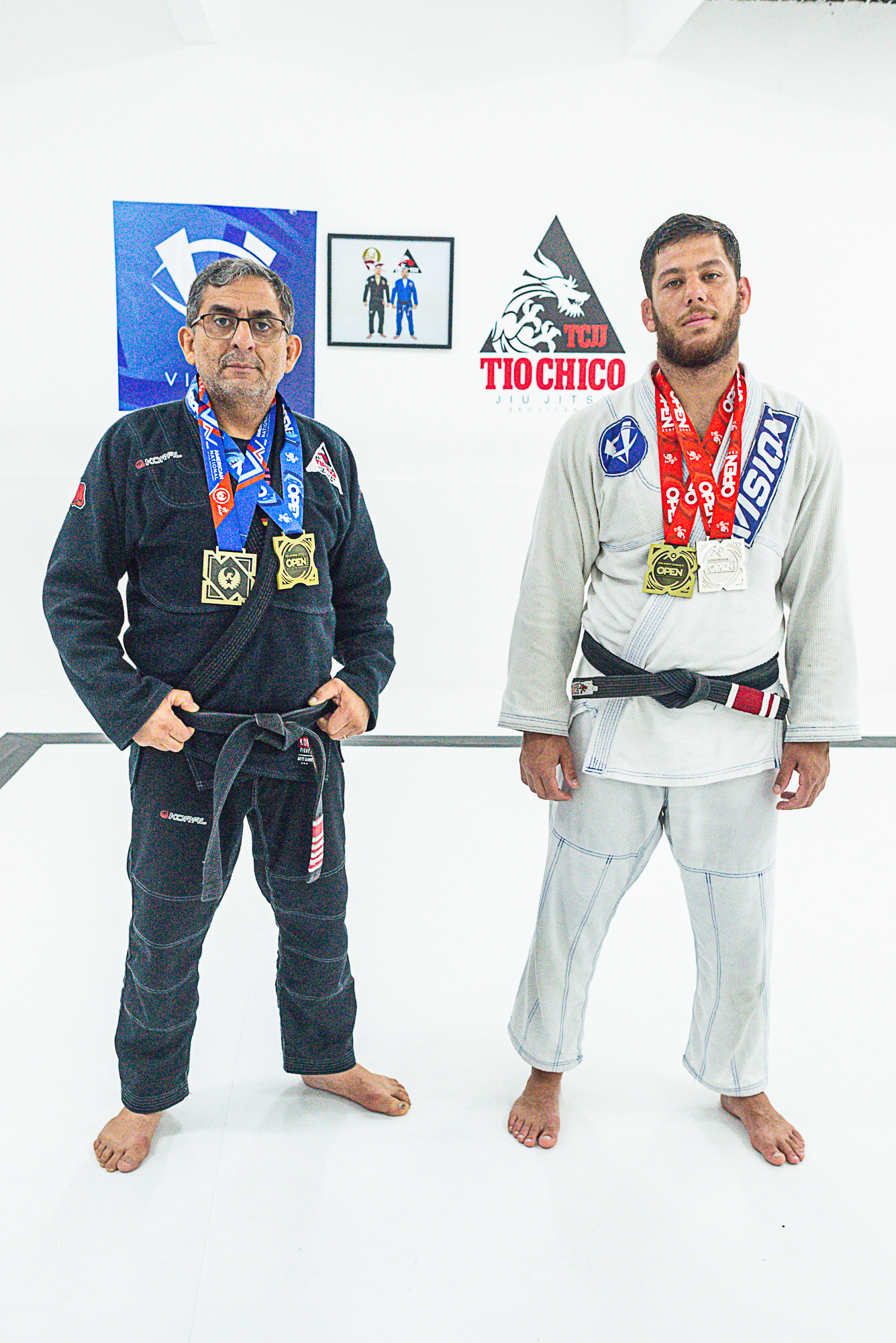 Atletas da Tio Chico Jiu-Jitsu exibindo medalhas de competição