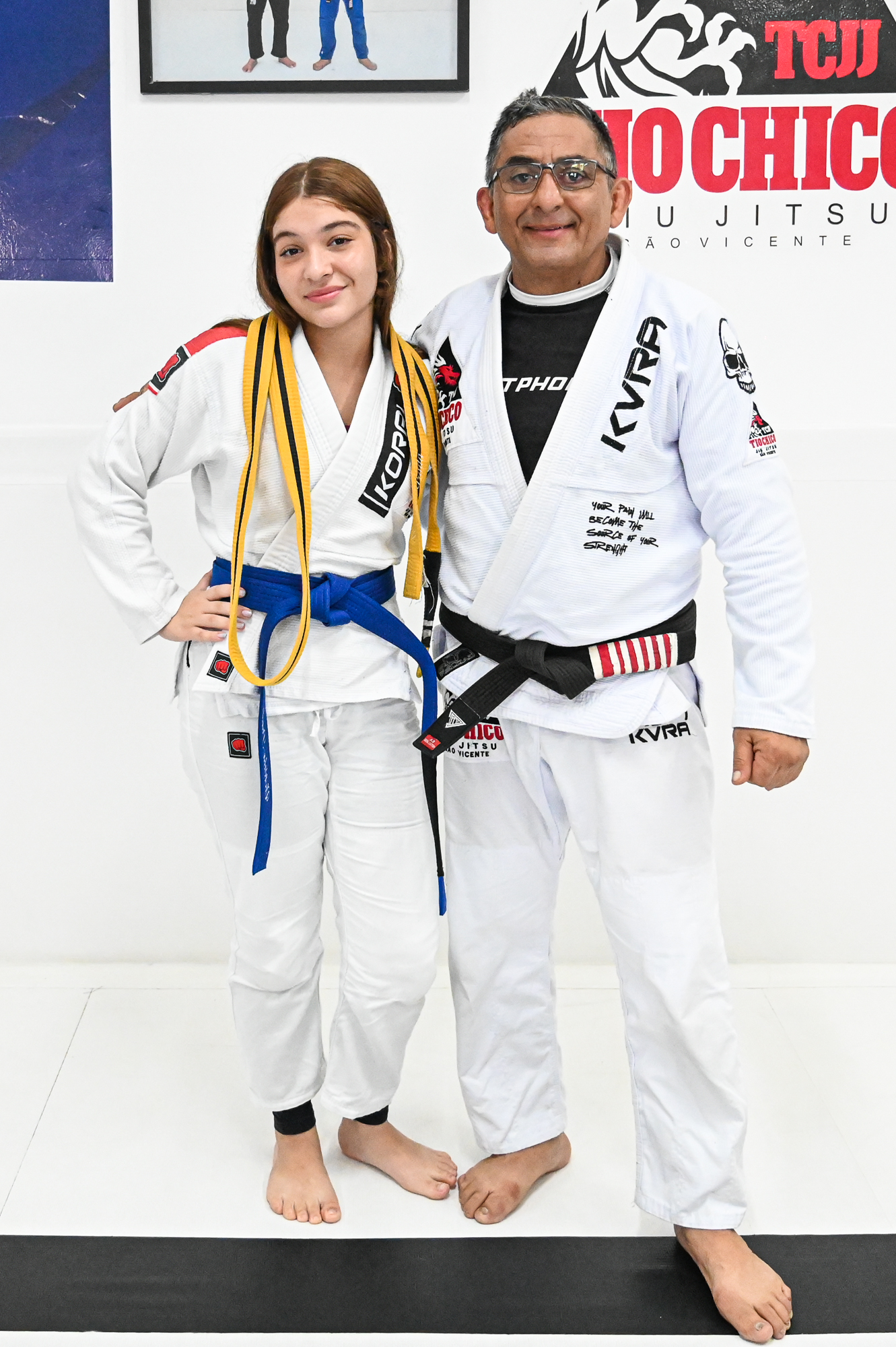 Aluna graduada ao lado do professor na Tio Chico Jiu-Jitsu